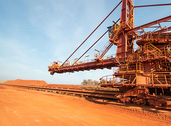 Energy chain in open-air storage facility for alumina production